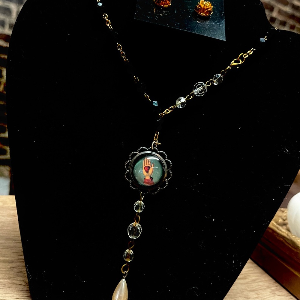 Elegant Black and Gold Pendant Necklace